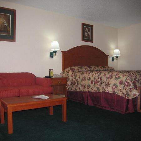 Americas Best Value Inn Lubbock East Room photo