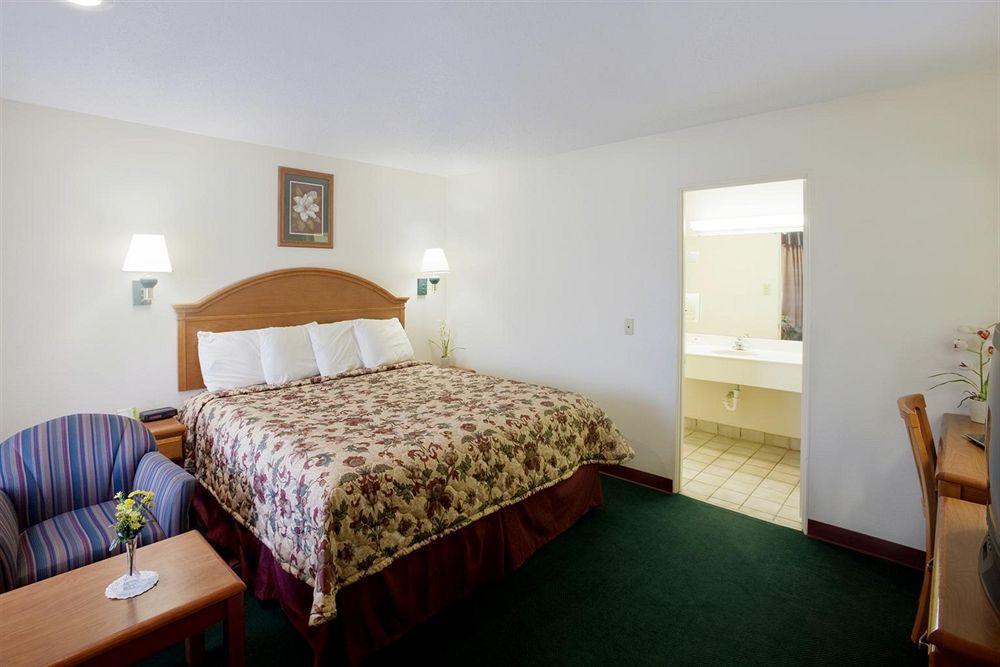 Americas Best Value Inn Lubbock East Room photo