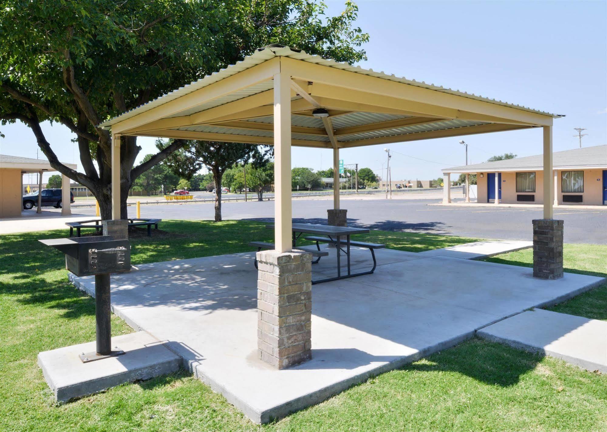 Americas Best Value Inn Lubbock East Exterior photo